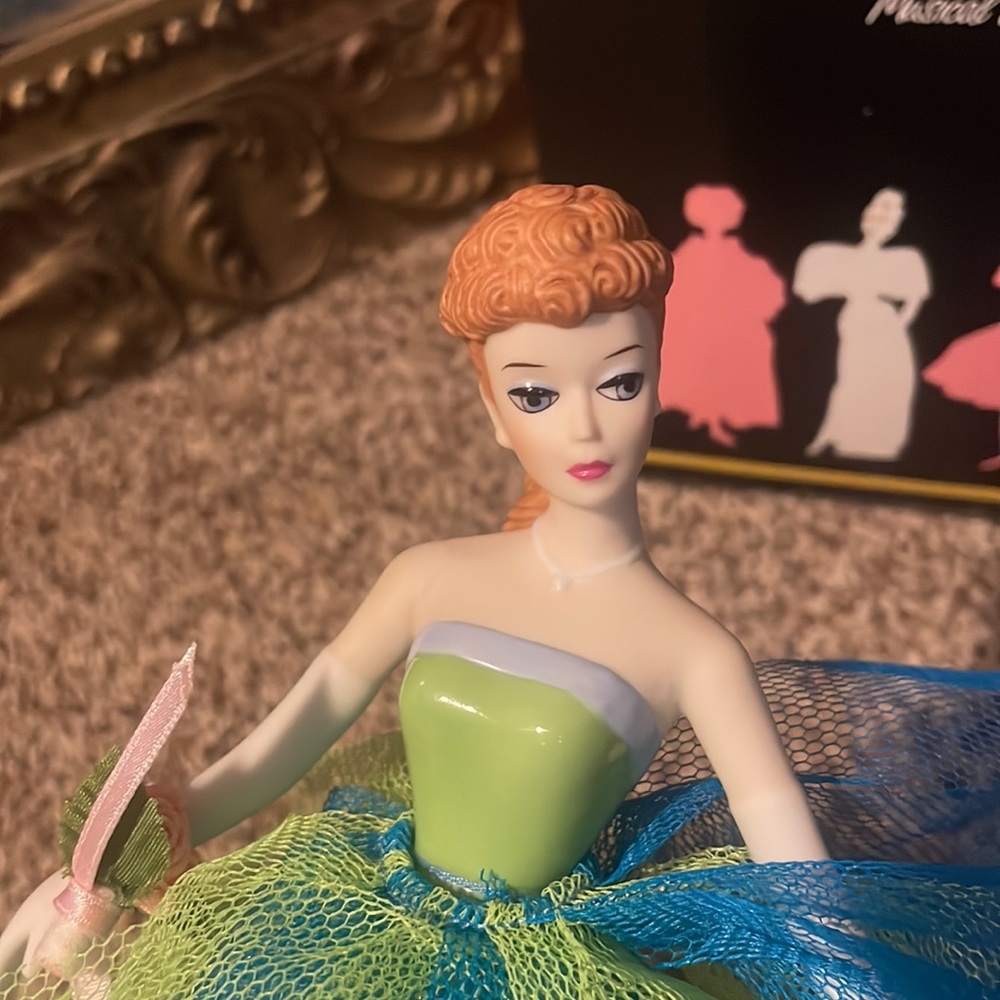 Barbie - 1963 Senior Prom Porcelain Musical figurine. (Reproduction 1994) - Picture 9 of 17
